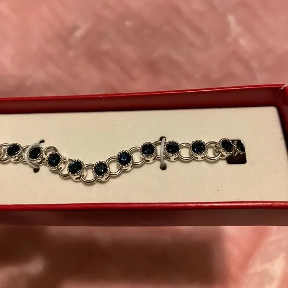 Avon tennis bracelet - Picture 7 of 8